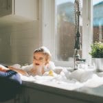 Quand et comment donner le bain à bébé ?