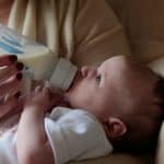 Bien choisir son lait 1ᵉʳ âge pour bébé : un guide complet pour les jeunes parents